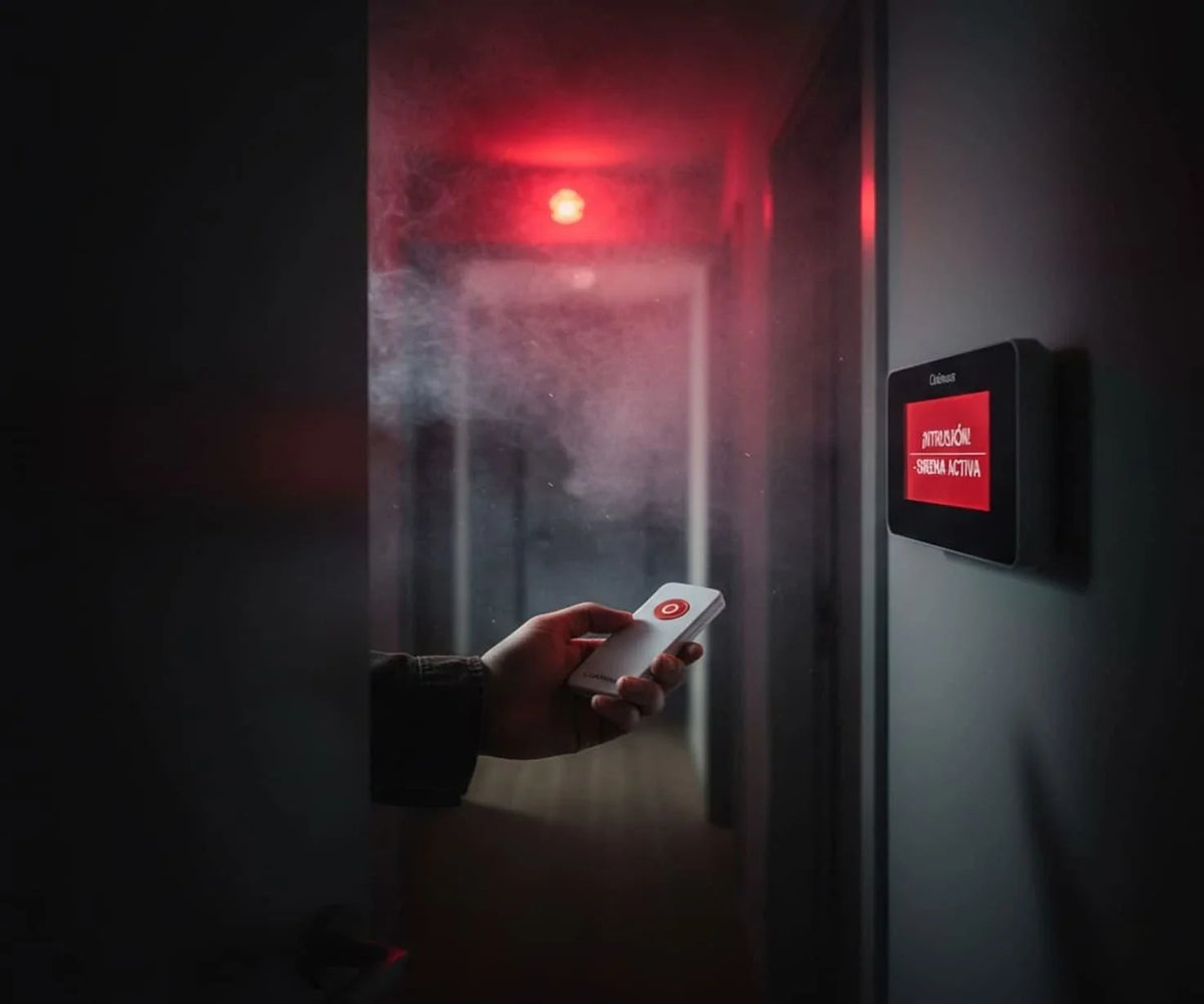 Asalto en casa: Tu plan de acción de 3 minutos y por qué la tecnología es tu mejor defensa personal