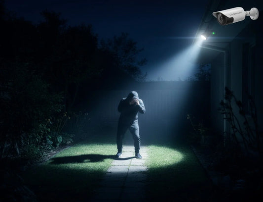 El Primer Aviso: La importancia de las luces con sensor para ahuyentar al intruso antes de que toque tu alarma.