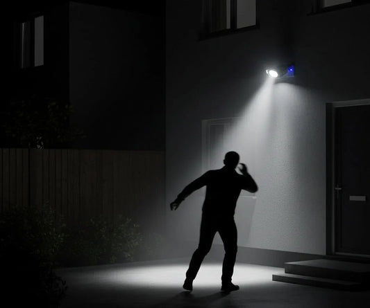 La luz contra la oscuridad: Iluminación inteligente y sensor de movimiento como primer muro de defensa