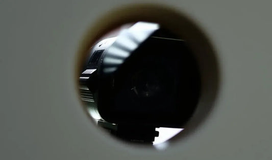 Cómo identificar cámaras ocultas en hoteles, Airbnb y baños públicos
